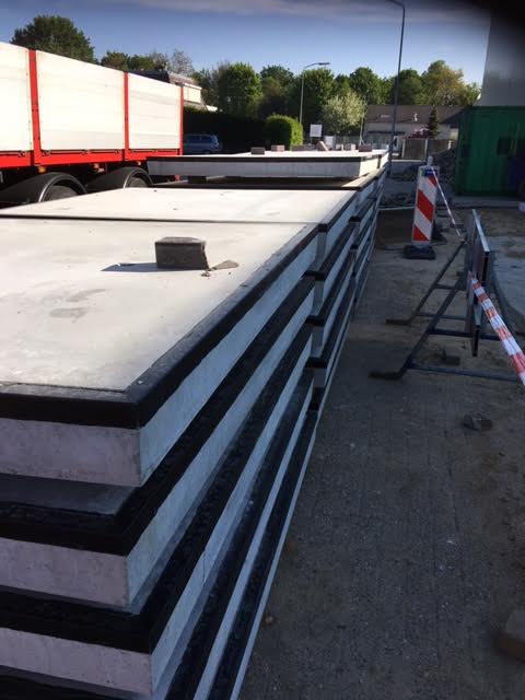 Nijmegen geleverd Betonplaten 200x200x016 met hoeklijn, nieuw