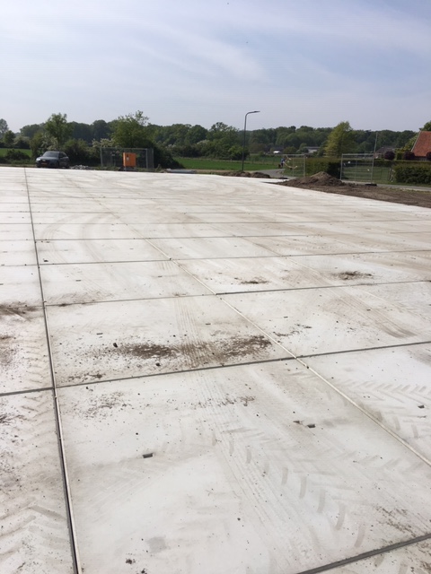 Rheden geleverd en gelegd industrieplaten 200x200x014 zonder hoeklijn
