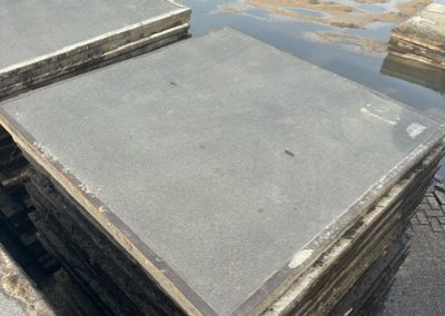 TE KOOP grote partij gebruikt betonplaten 200x200x012 met hoeklijn