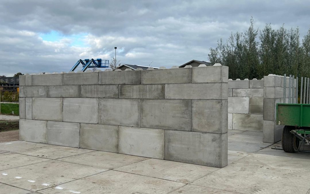 Opgeleverd opslag voor tuinafval van betonblokken