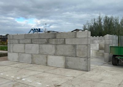 Opgeleverd opslag voor tuinafval van betonblokken